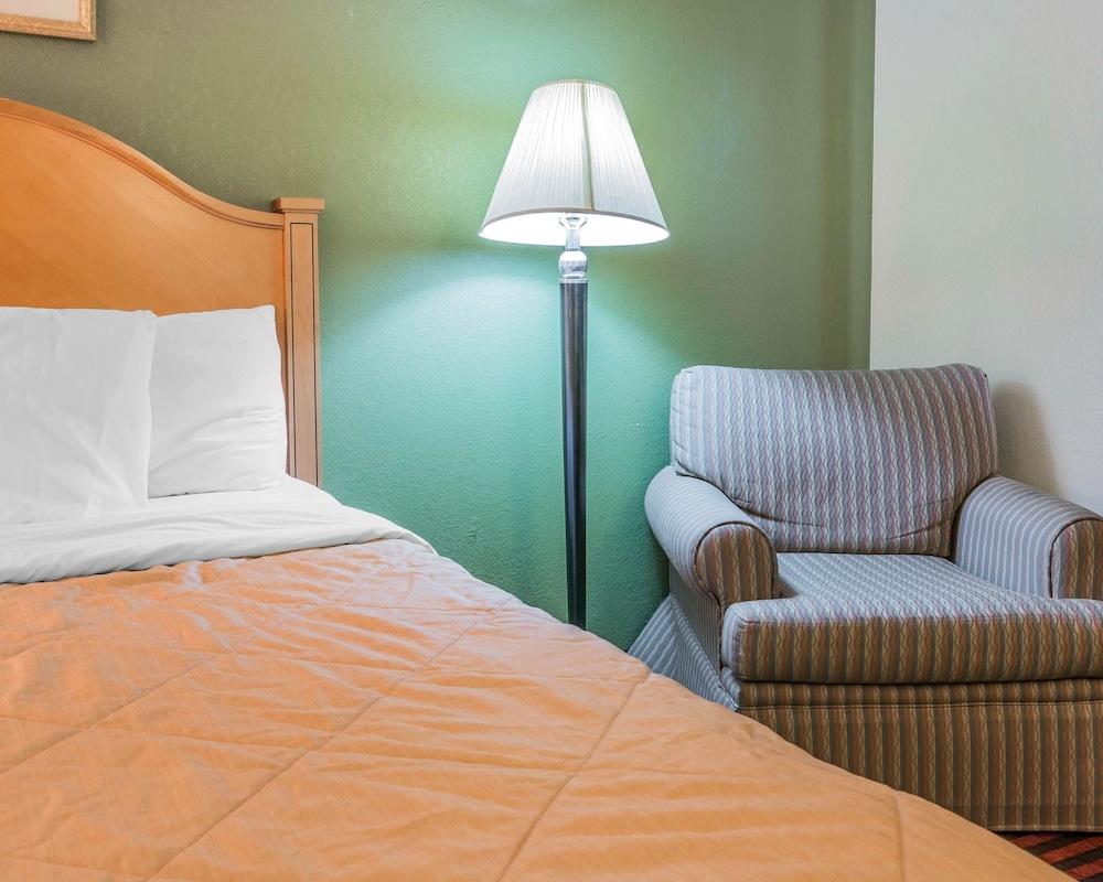 Coopersville Rodeway Inn מראה חיצוני תמונה