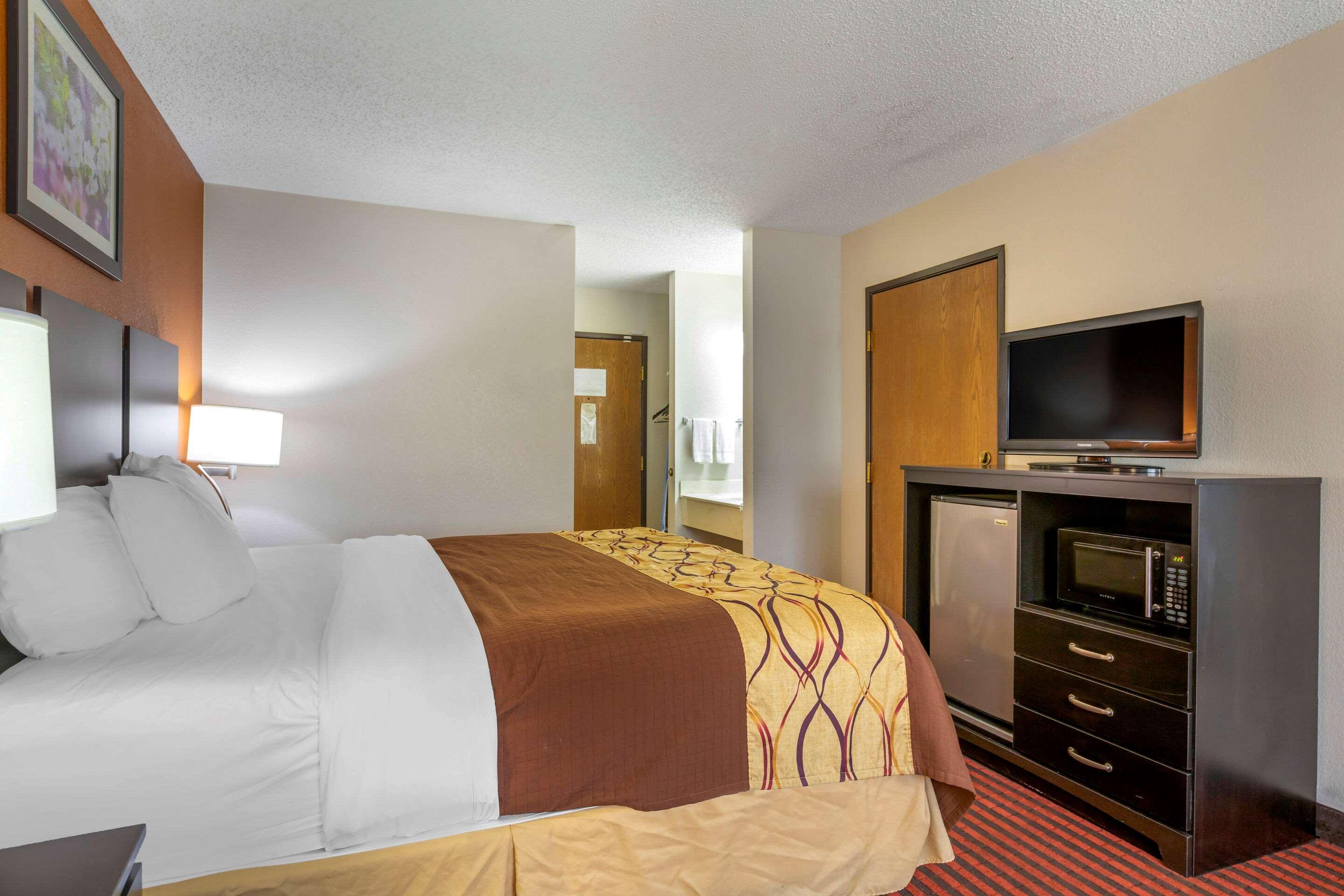Coopersville Rodeway Inn מראה חיצוני תמונה