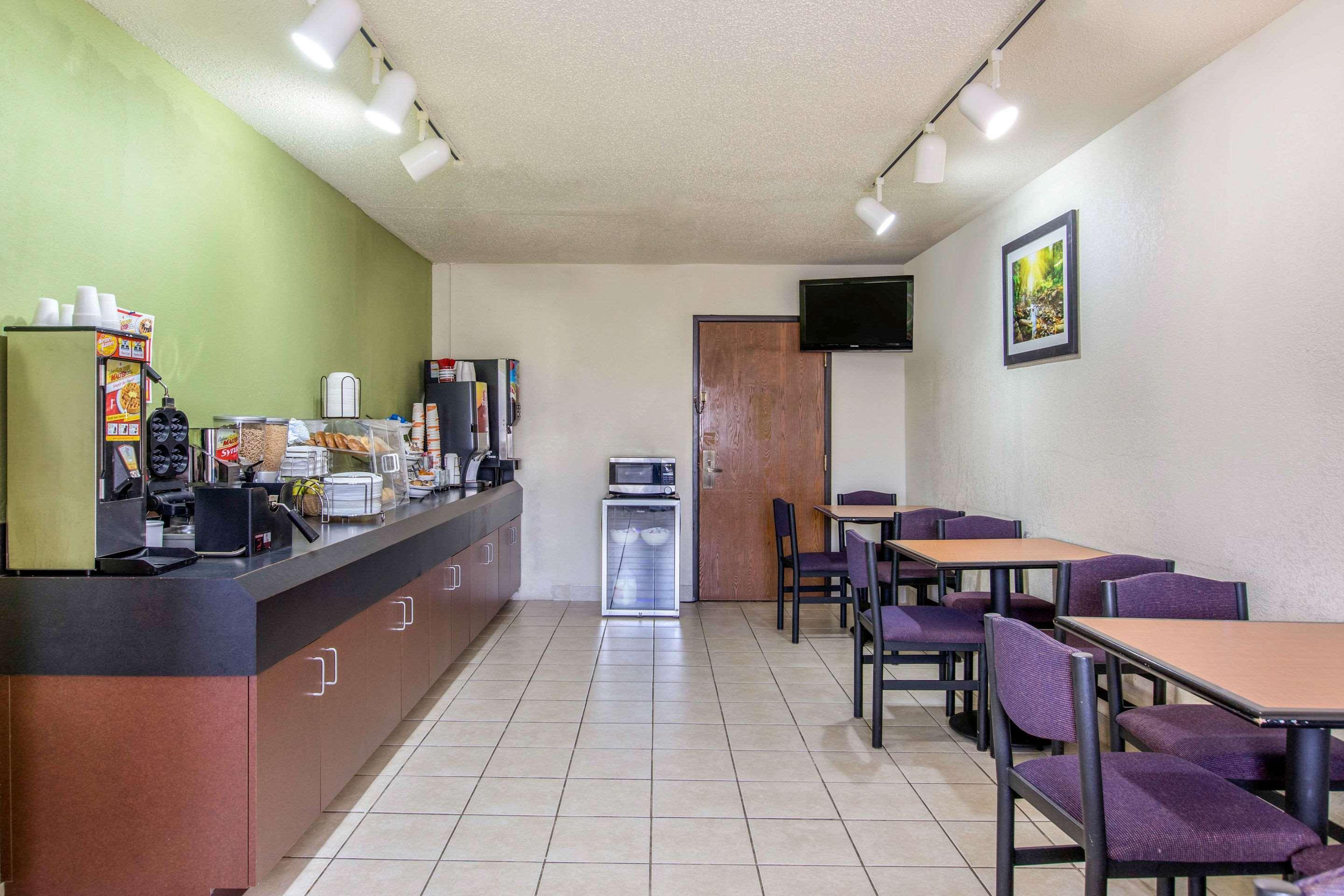 Coopersville Rodeway Inn מראה חיצוני תמונה