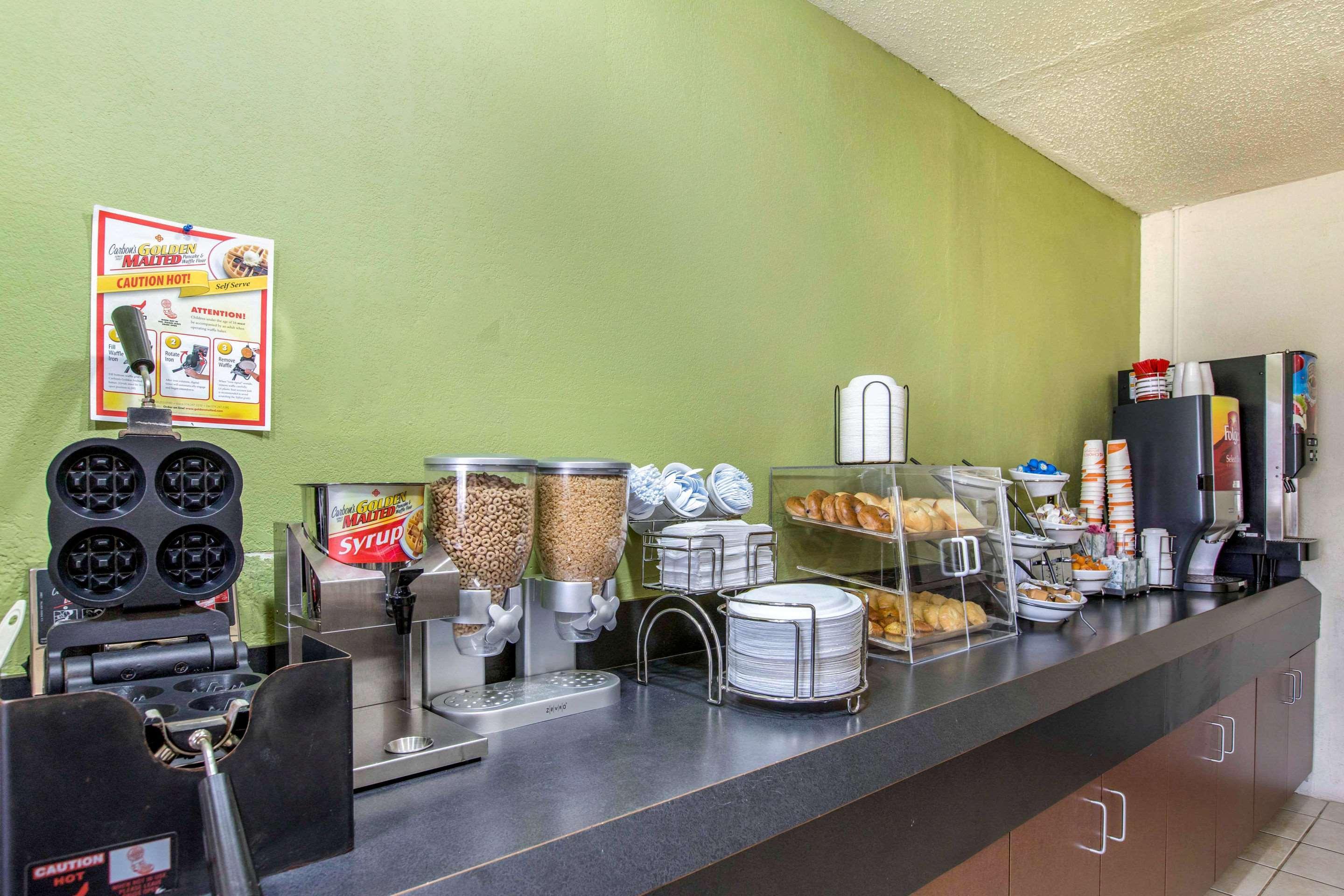 Coopersville Rodeway Inn מראה חיצוני תמונה